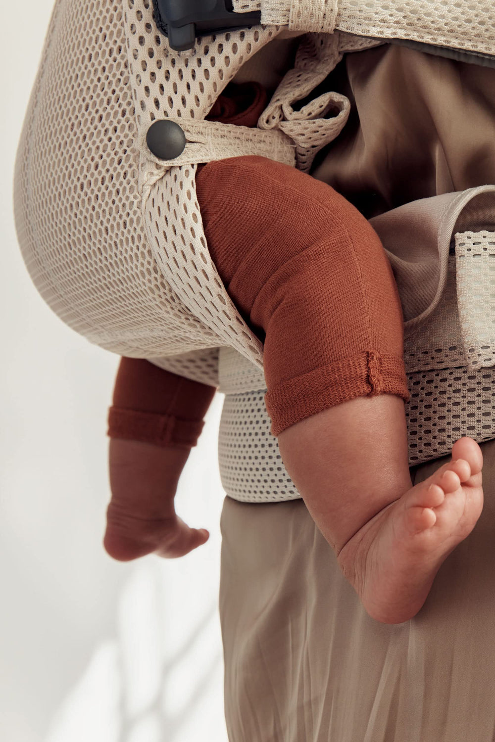 BabyBjörn Harmony pressure-relieving waist belt enhances comfort during long wear.