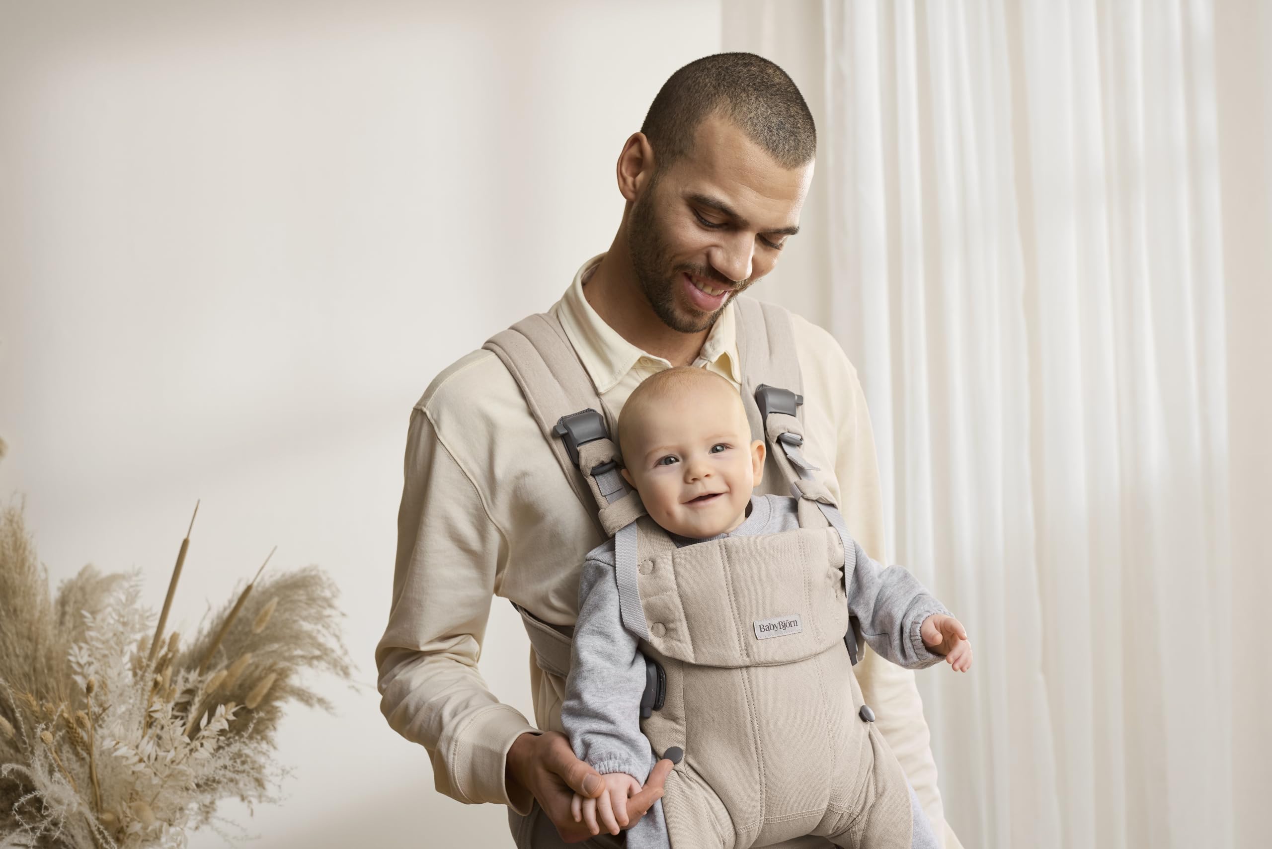 BabyBjörn Harmony woven mélange fabric close-up showing soft, breathable texture for comfort.