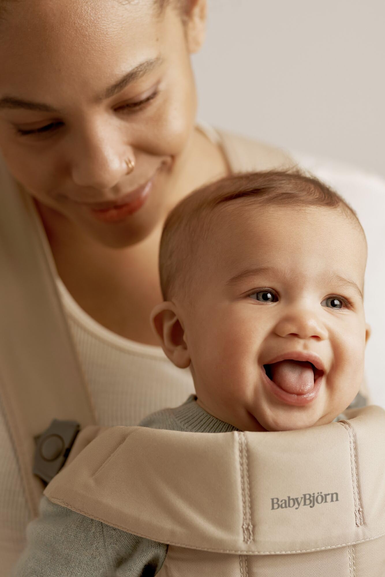 BabyBjörn Baby Carrier Mini facing-in position example showcases snug newborn cuddle.