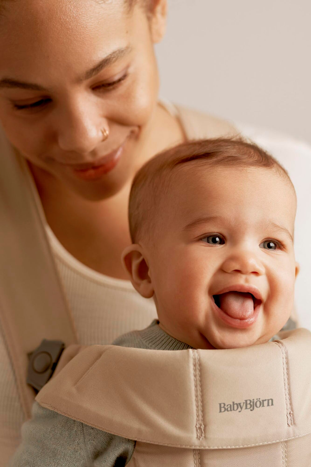 BabyBjörn Baby Carrier Mini facing-in position example showcases snug newborn cuddle.