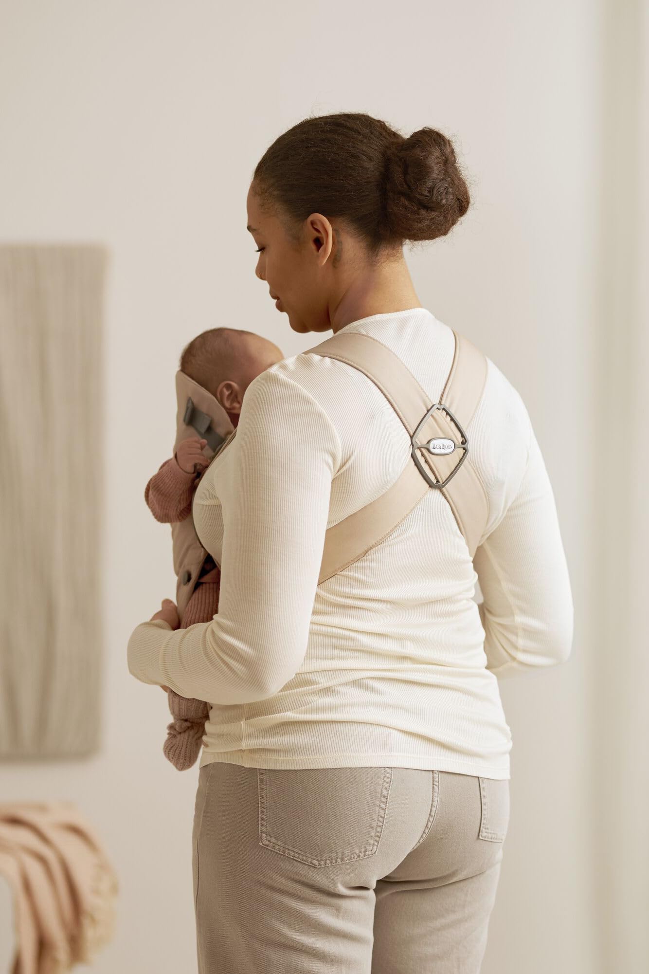BabyBjörn Baby Carrier Mini hip-healthy badge close-up confirms ergonomic hip support.