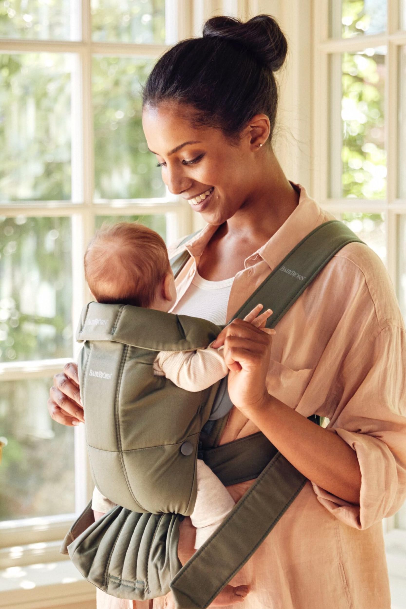 BabyBjörn Mini woven dark green easy-to-use design for quick setup.