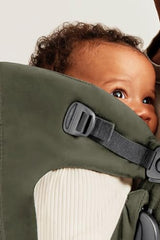 BabyBjörn Mini woven dark green newborn-friendly fit supports easy first months.