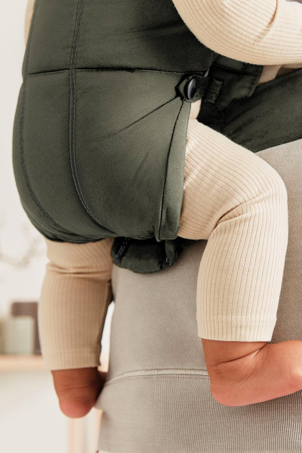 BabyBjörn Mini woven dark green three-carrying-positions design adapts as baby grows.