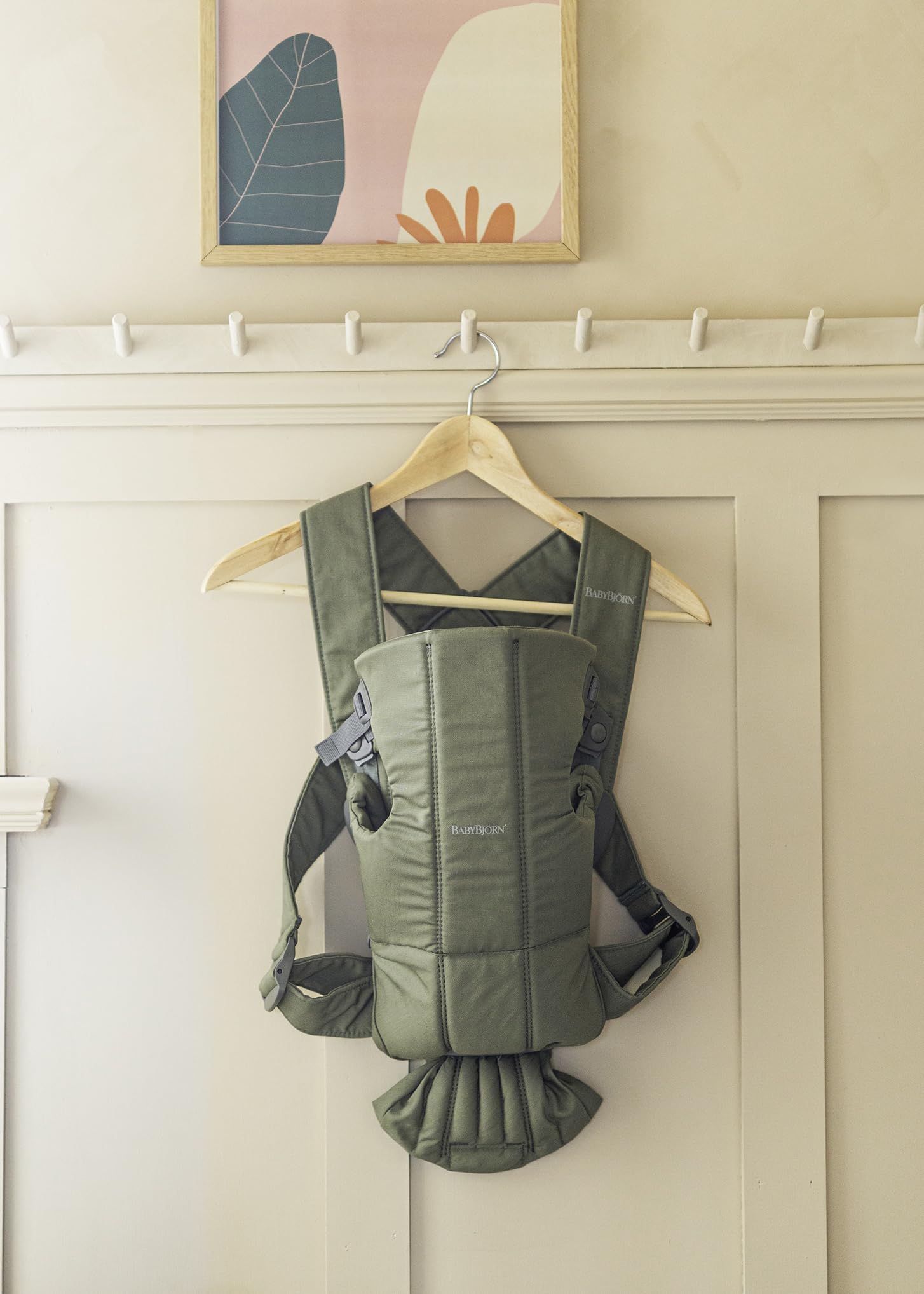 BabyBjörn Mini woven dark green woven texture and stitching details.