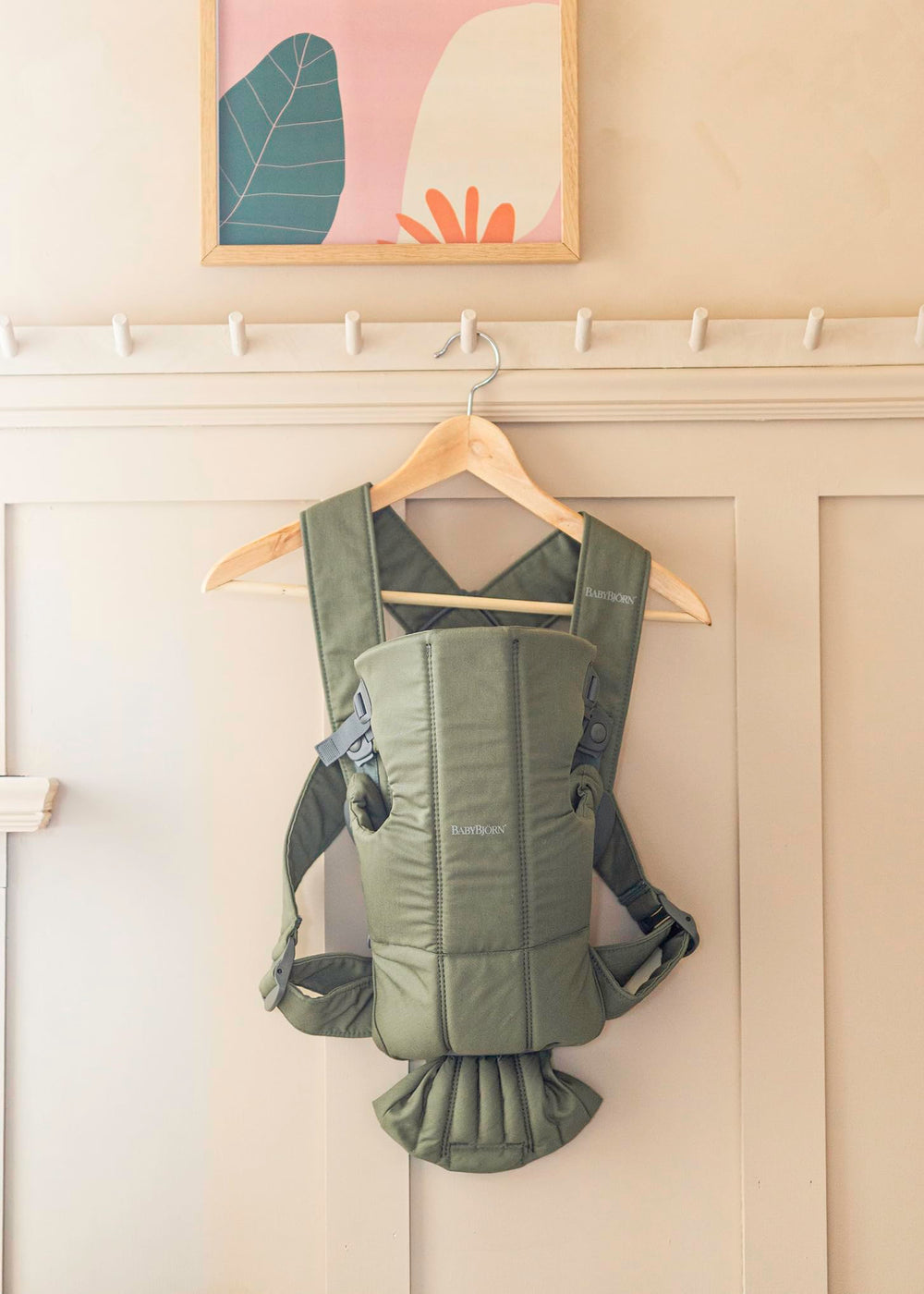 BabyBjörn Mini woven dark green woven texture and stitching details.