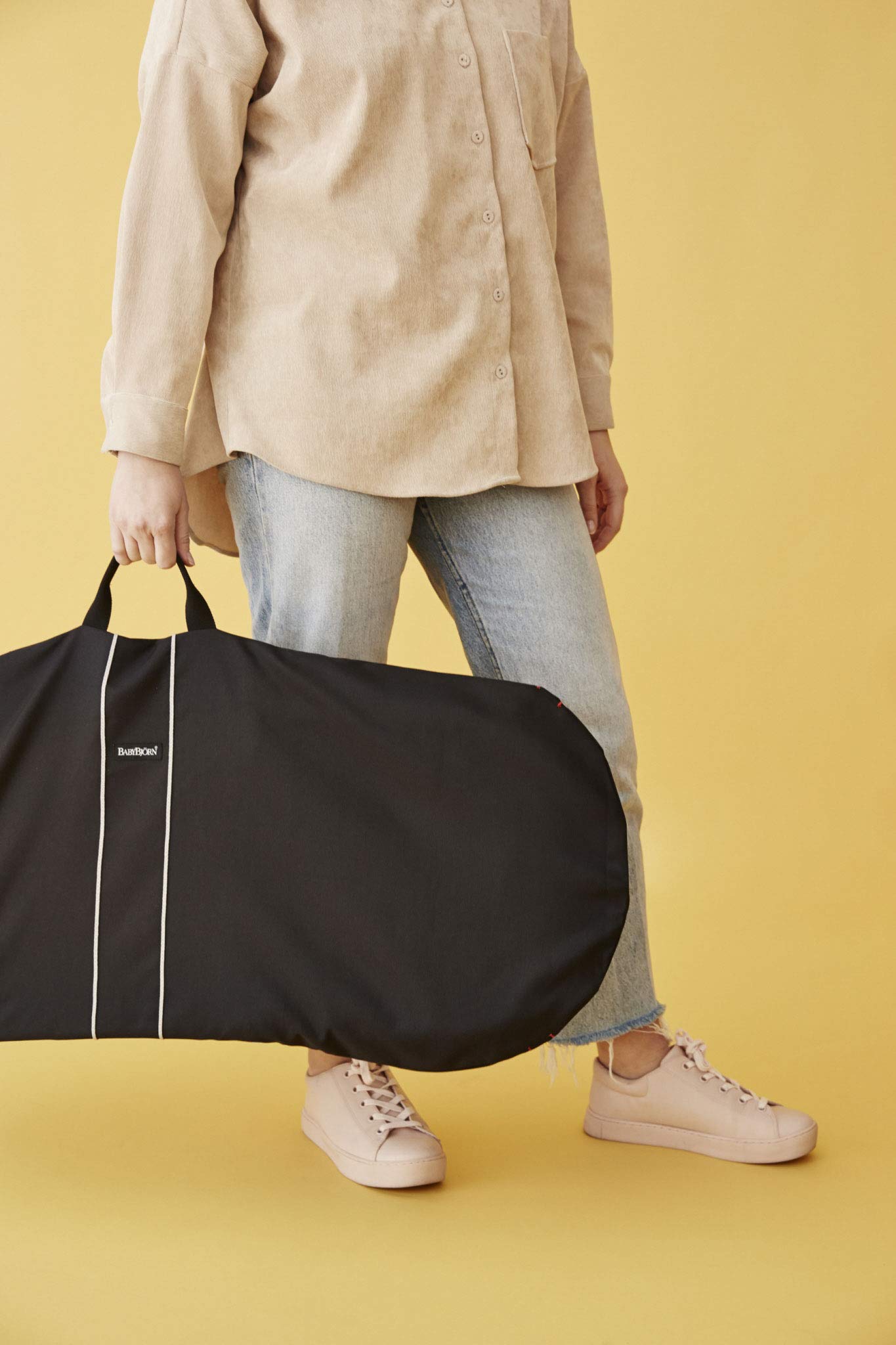 BabyBjörn transport bag bouncer, carrying-handle view, easy to carry and store when away from home.