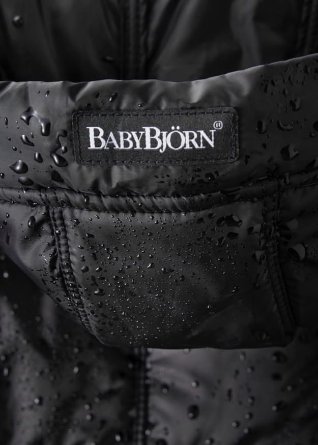 BabyBjörn Winter Cover is easy to wipe clean and machine washable after messes.