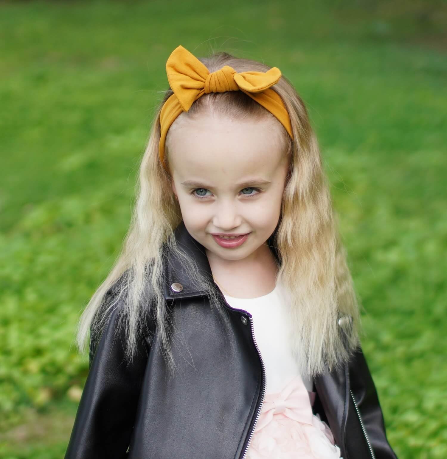 BABYGIZ headband used as photo prop for cute portraits.