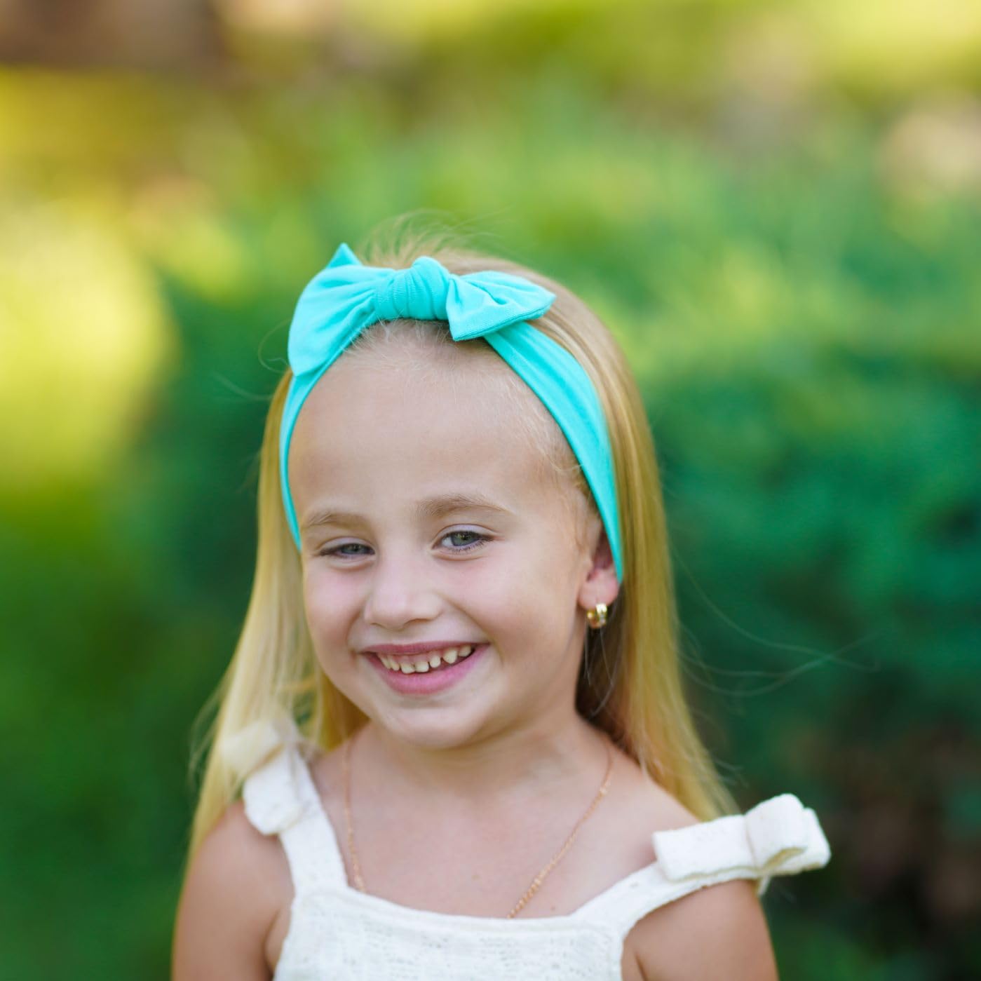 BABYGIZ photo-prop turquoise headband creates adorable baby pictures.