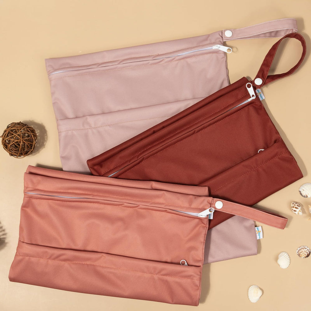 babygoal wet bag machine-washable for quick cleanup after diaper changes.