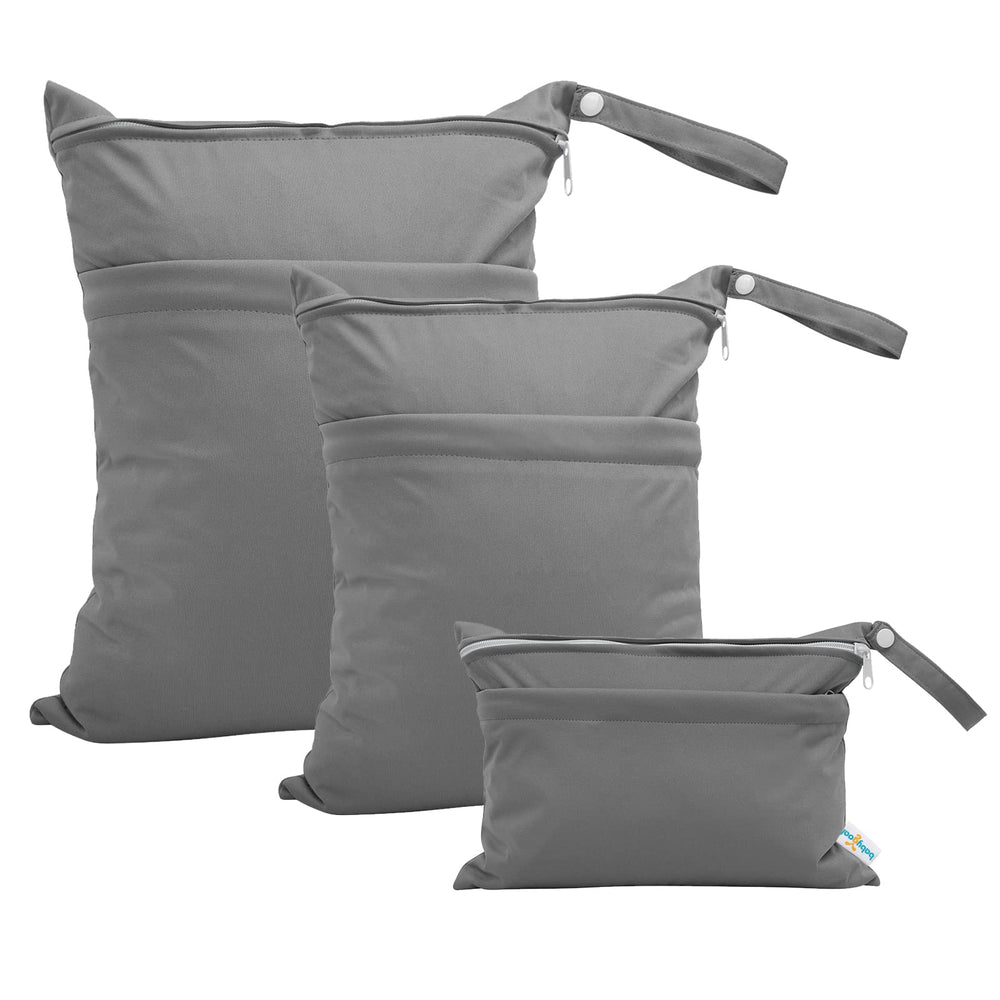 Babygoal wet bag showing two pockets with zippers for secure wet-dry separation.