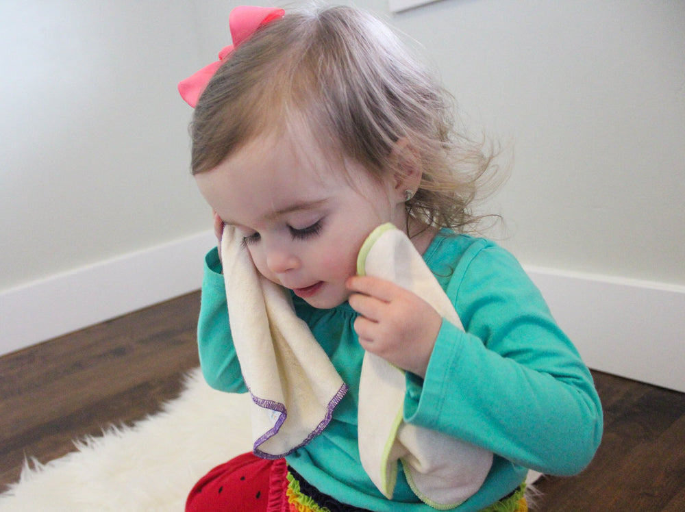 babygoal wipes baby-care use scene shows soft cleansing cloths.