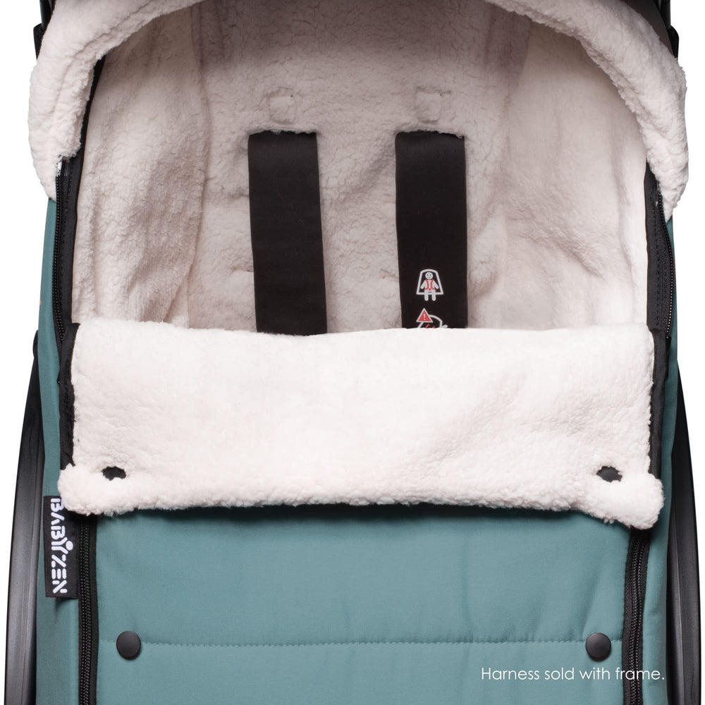 Babyzen YOYO Footmuff Aqua bottom opening offers anti-dirt protection.