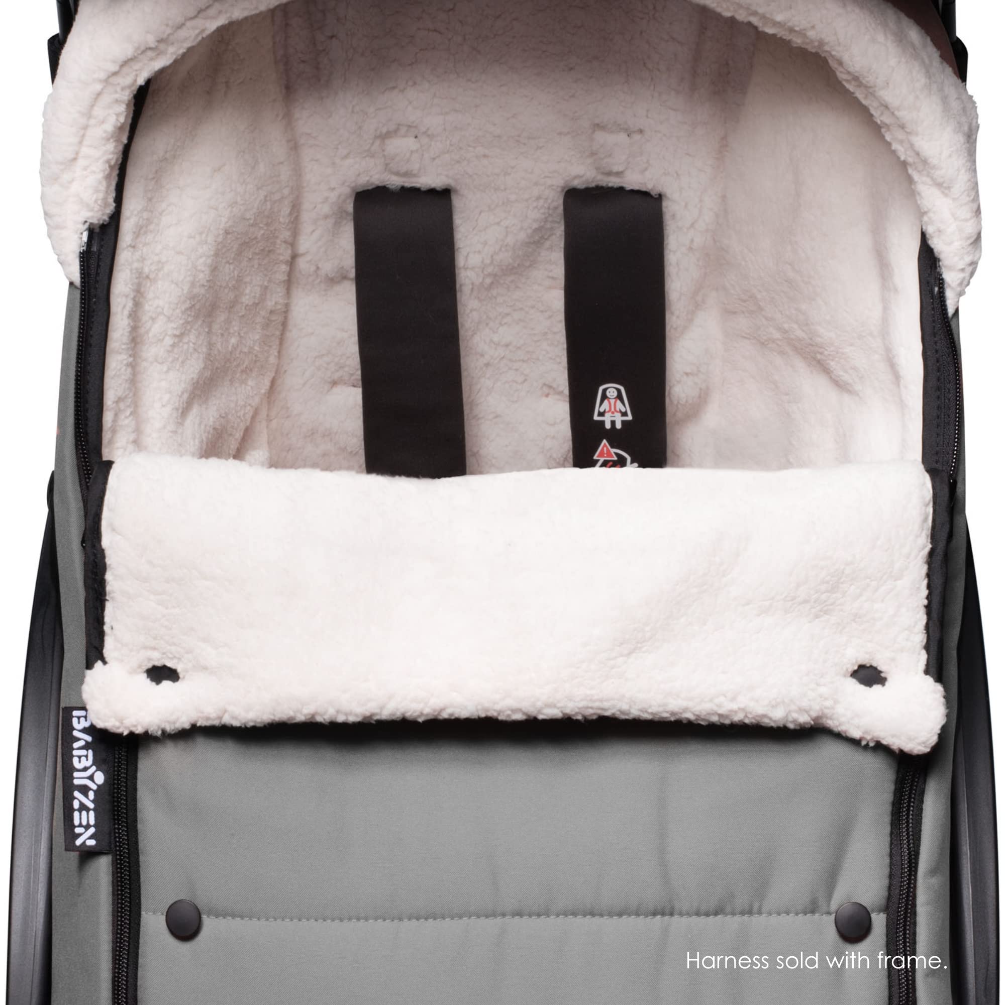 Babyzen YOYO footmuff with reverse hood and detachable upper for flexible wearing.