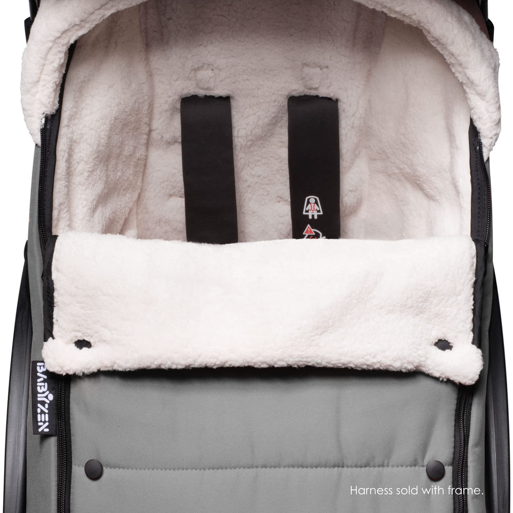 Babyzen YOYO footmuff with reverse hood and detachable upper for flexible wearing.