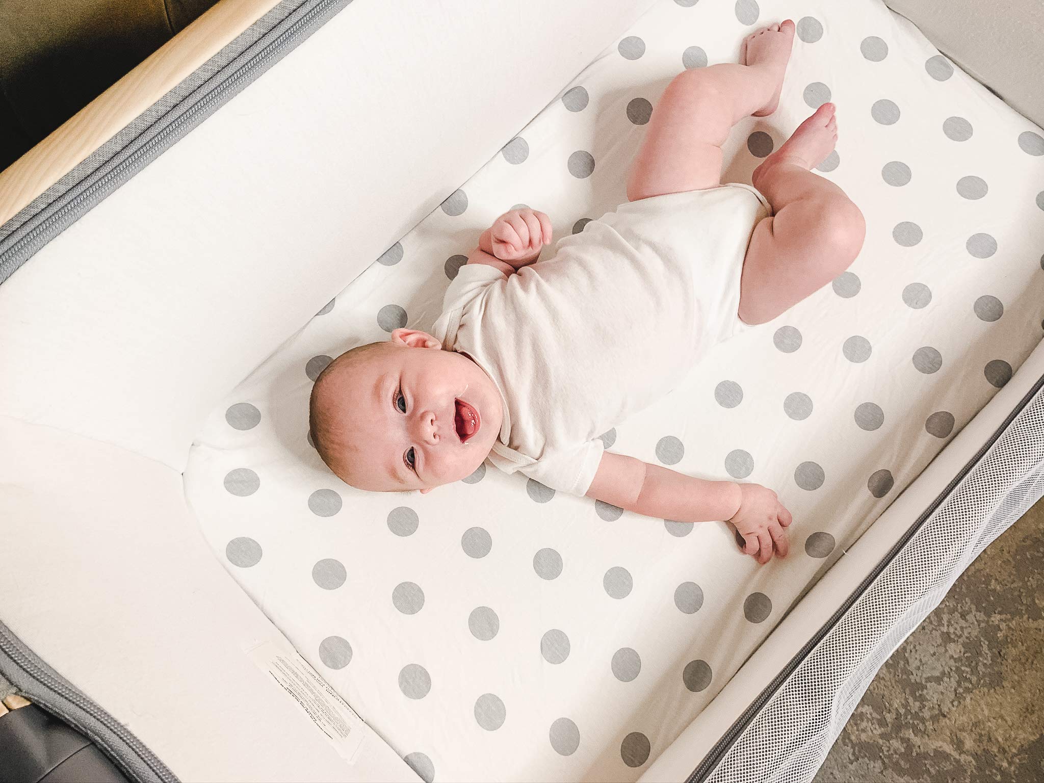 Baebae Goods elastic hem close-up demonstrates snug fit on bassinet pads