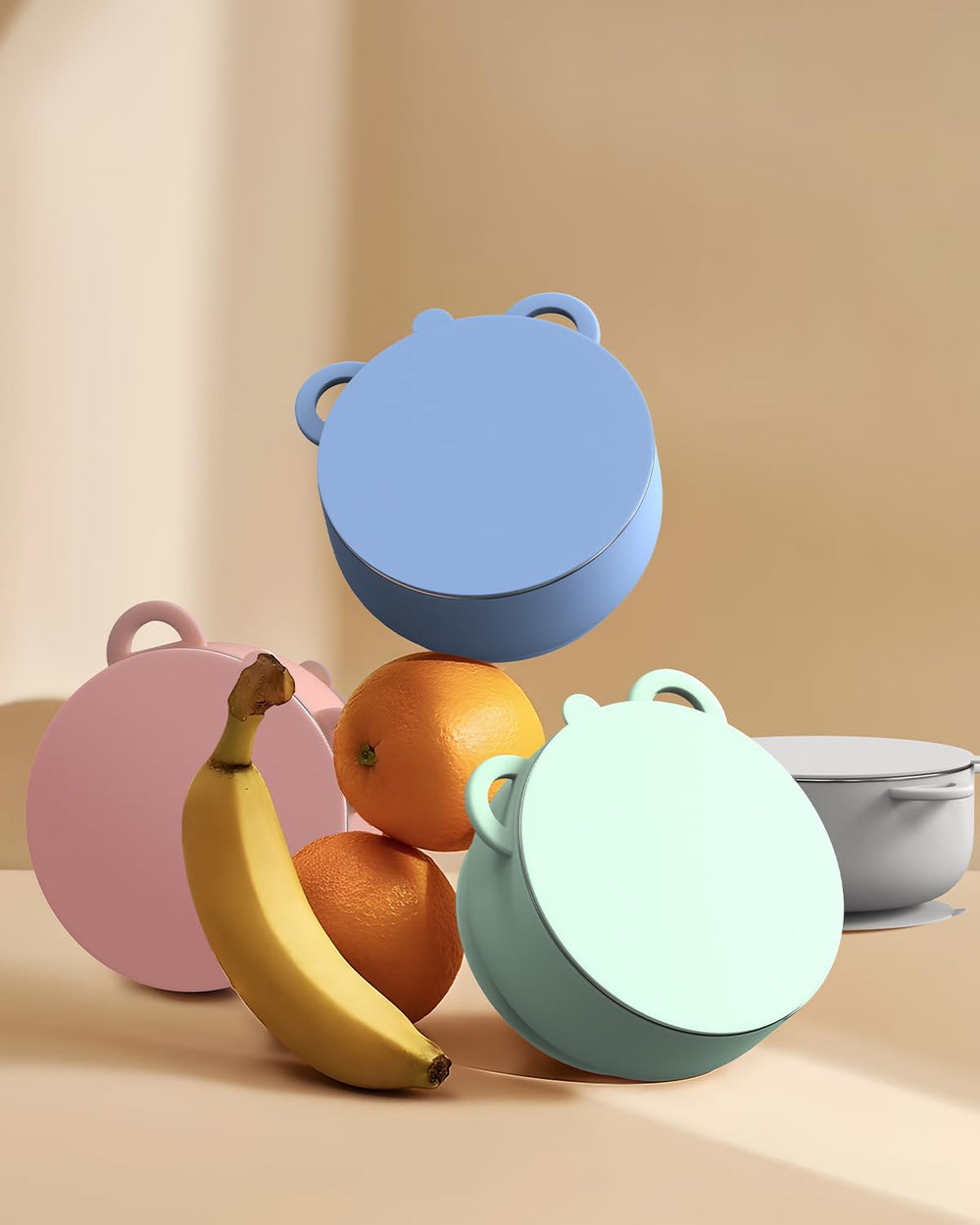 Bakpoco self-feeding setup image showcases sturdy, non-toxic dinnerware for toddler autonomy.