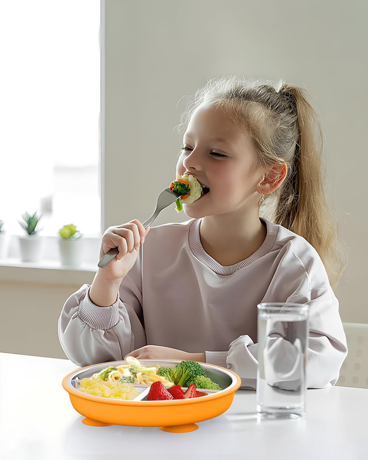 Bakpoco stainless steel toddler plate with smooth surface resists stains and odors.