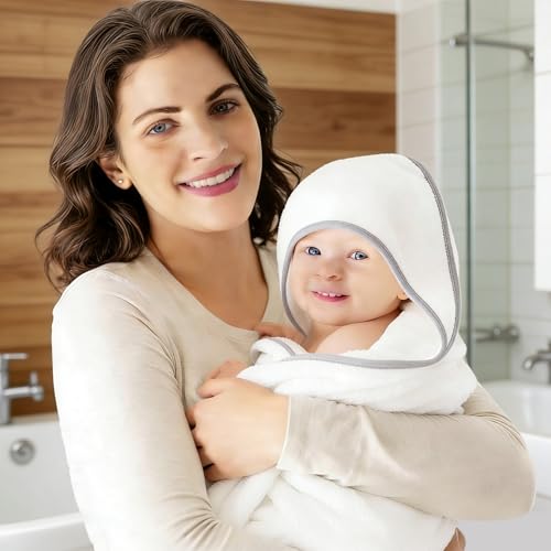 BAMBOO QUEEN 500 GSM towel demonstrates strong absorbency after bath or swim.