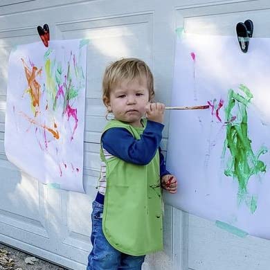 BapronBaby Ribbit Bapron pocket-less design reduces neck strain while kids eat.