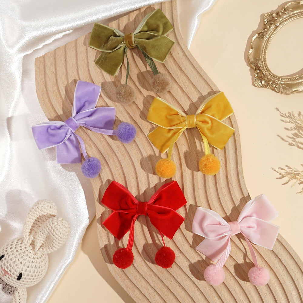 BBGifts velvet bows clip alligator clip closeup shows secure grip