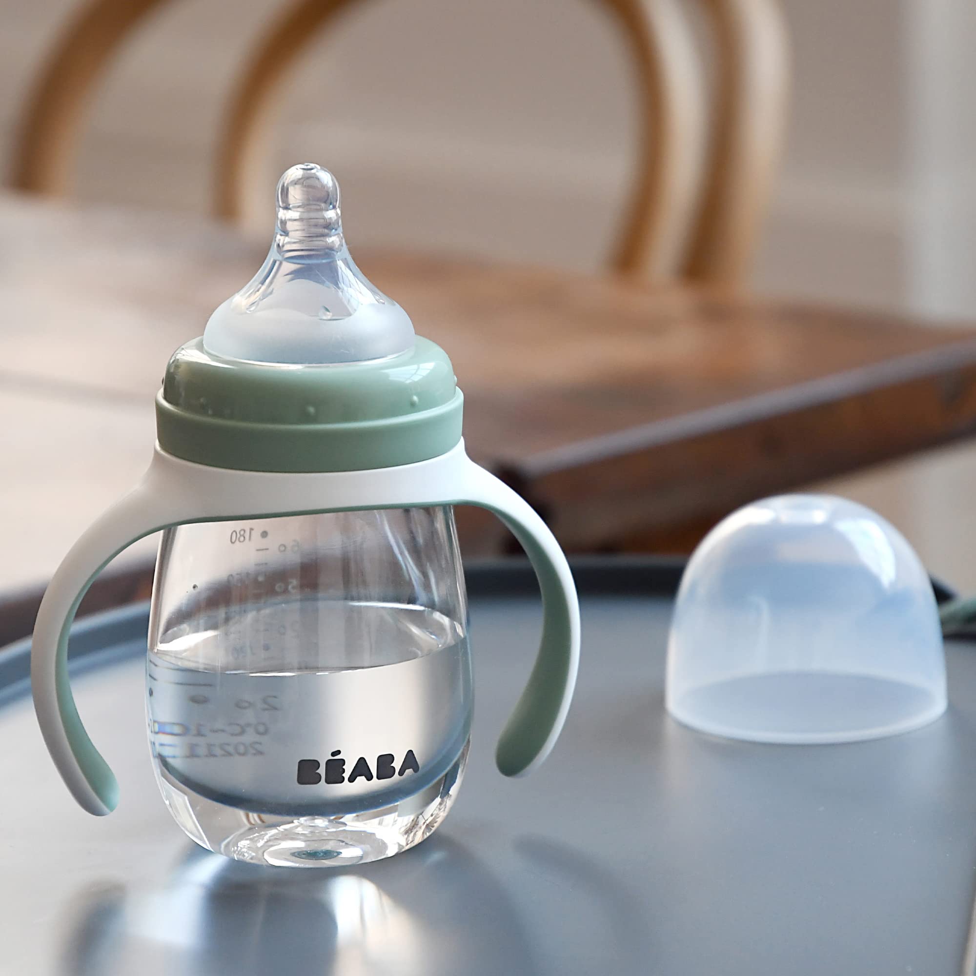 BEABA airtight-cap-sage demonstrates fully watertight design for travel.