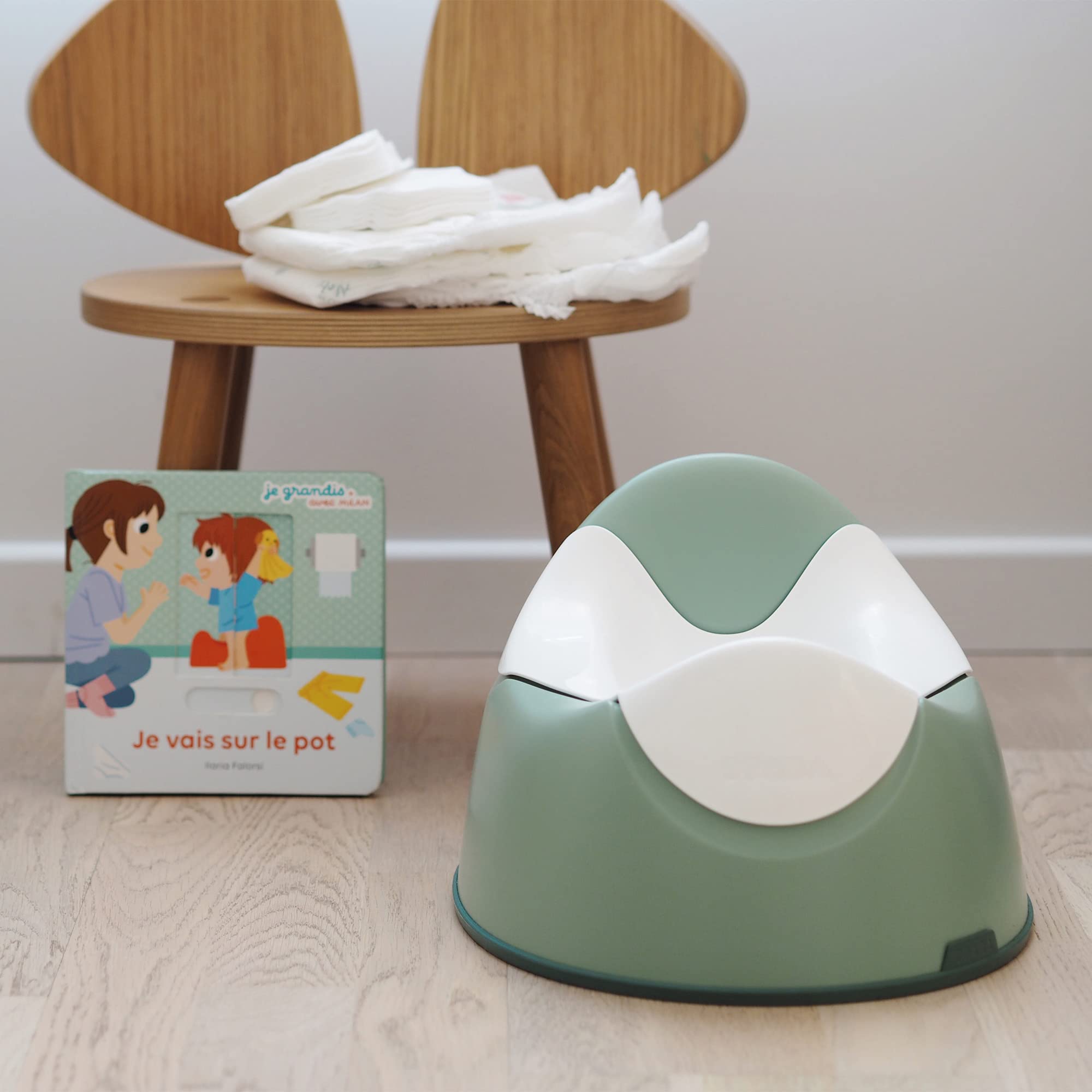 Beaba cleanable surface potty reveals smooth, wipe-clean surface for quick tidy-ups.