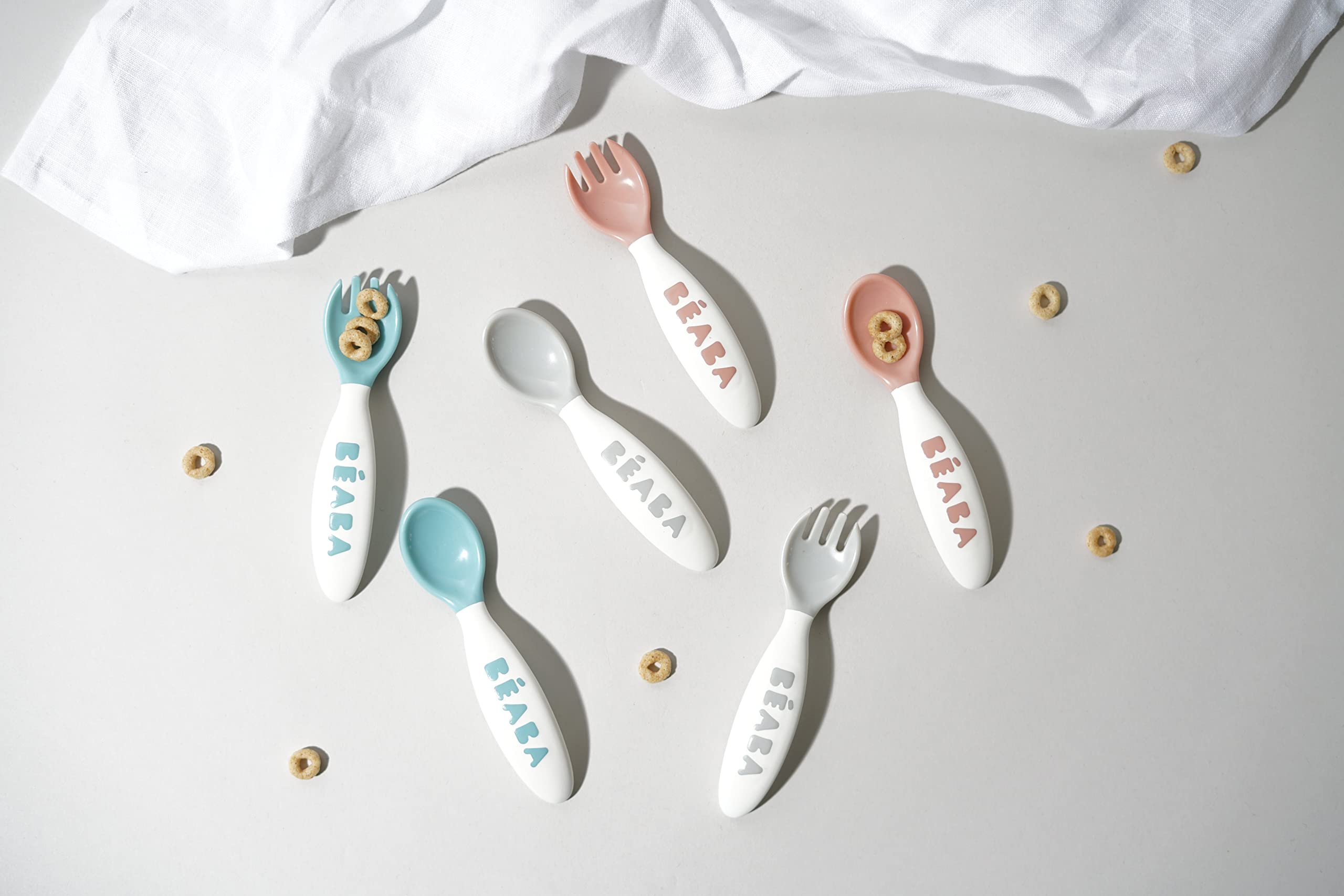 BEABA ergonomic handle design helps little hands maneuver easily during meals.