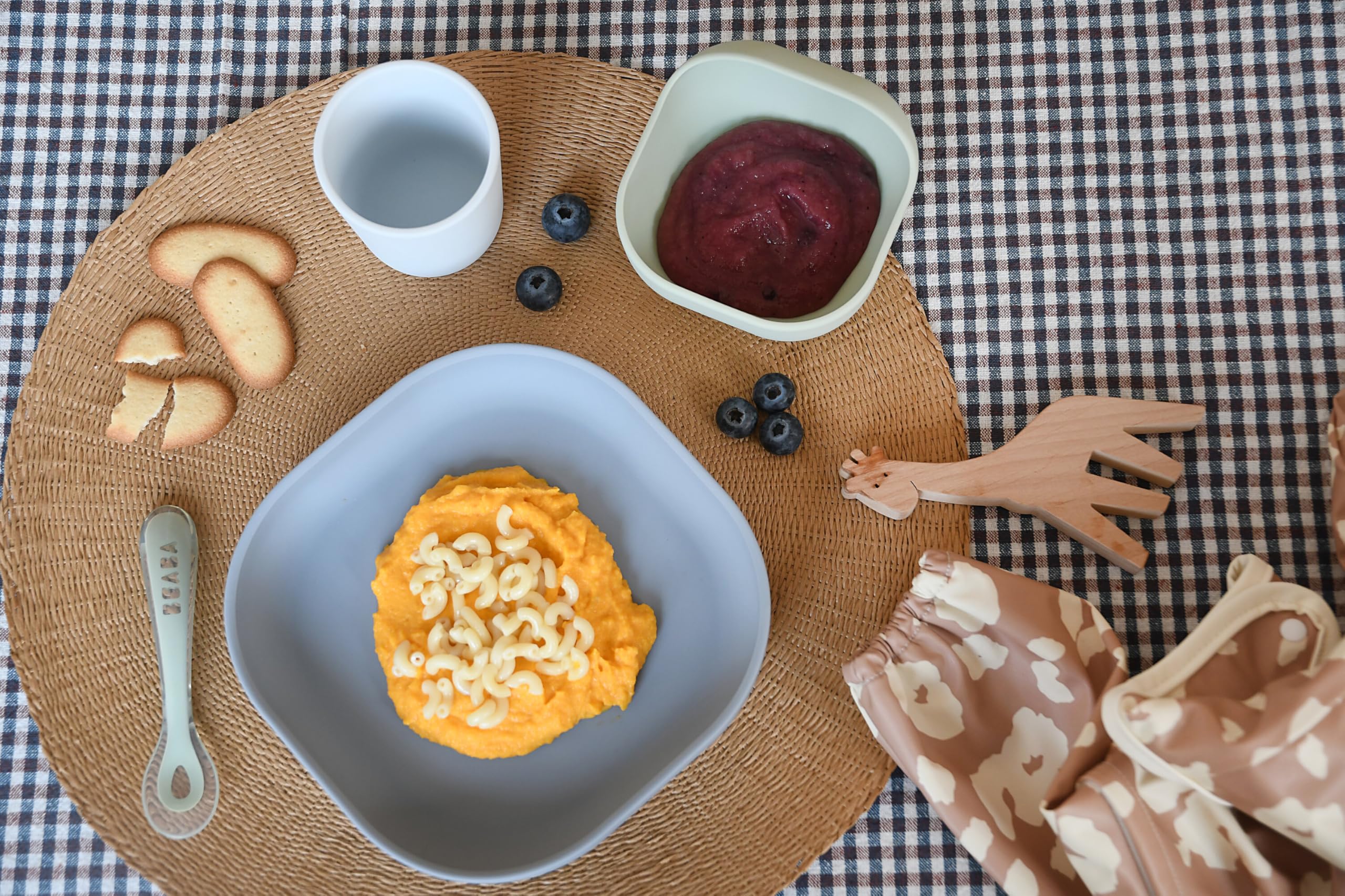 Beaba silicone set Rain is dishwasher-safe and resists stains and odors.