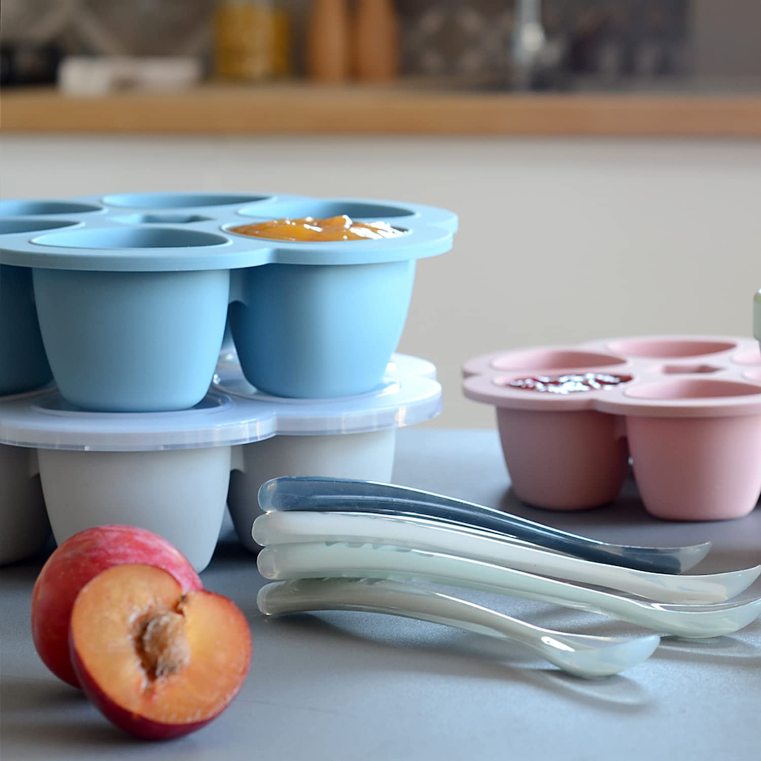 Beaba dishwasher-safe tray makes cleanup quick after baby meals.