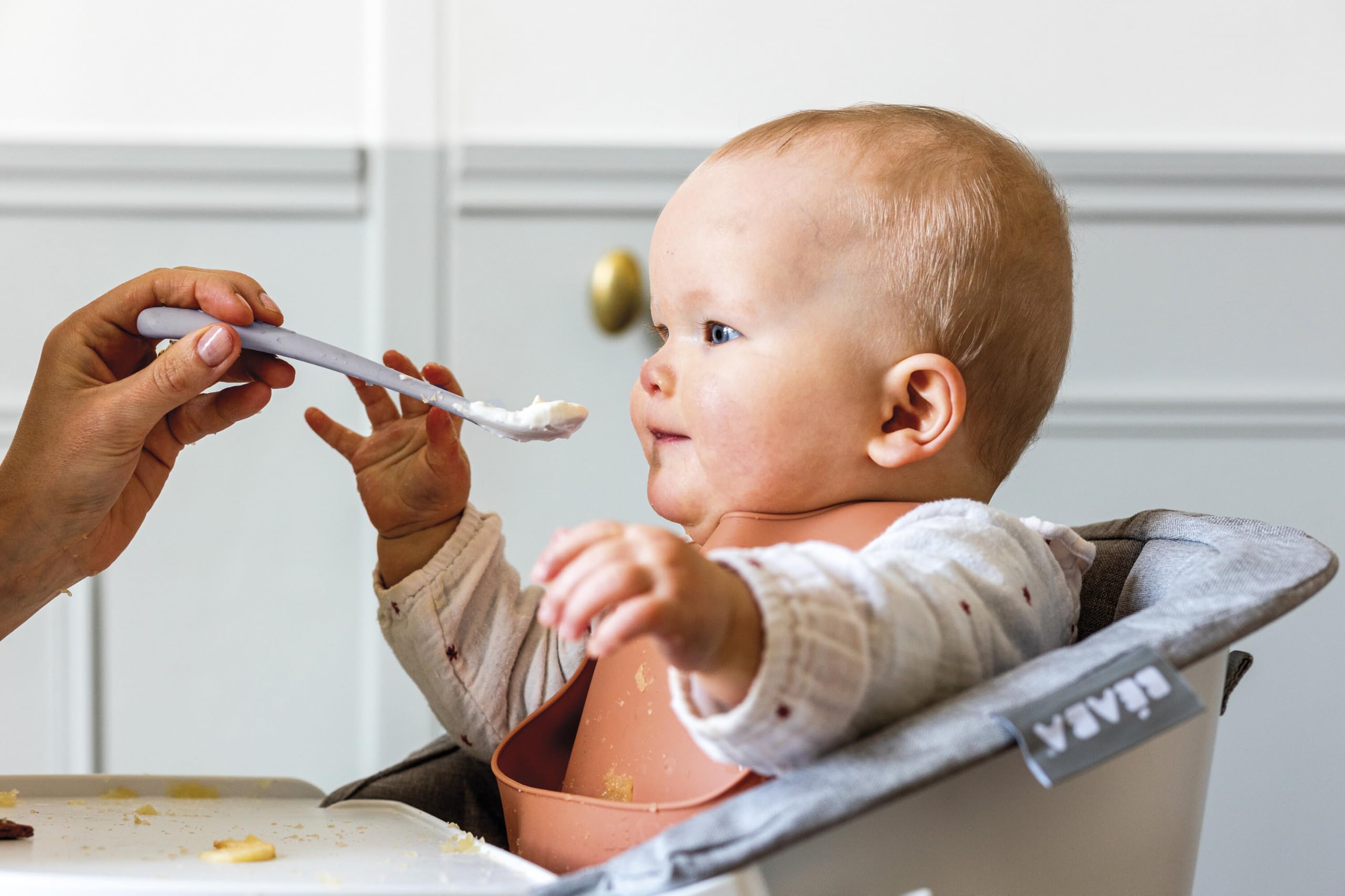 BEABA ergonomic spoon handle helps caregivers feed comfortably from various angles.