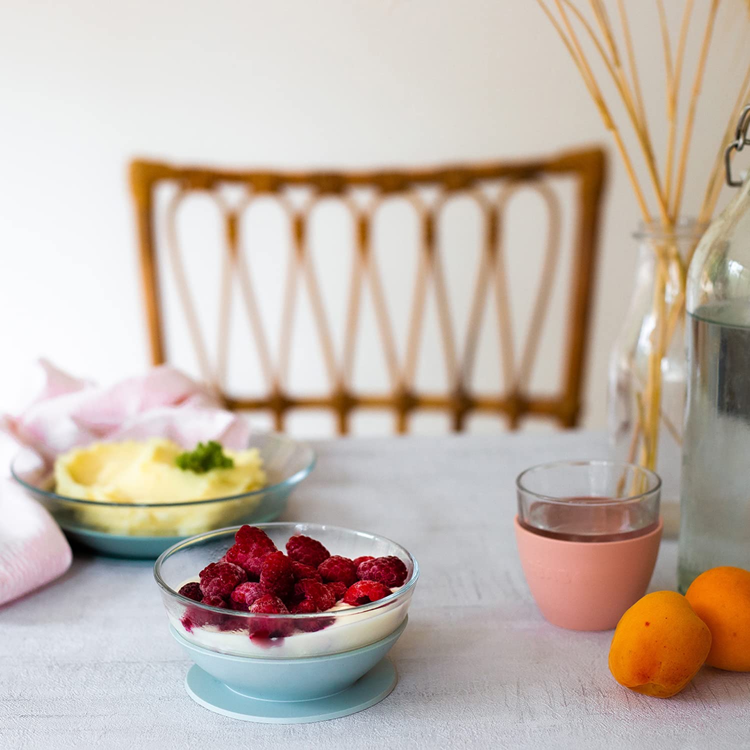 Beaba ergonomic plate-edge close-up aiding easy self-feeding.