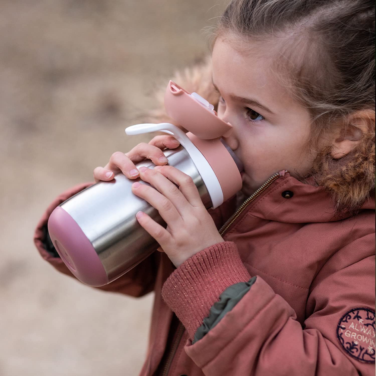 Beaba kids water bottle rose insulated body demonstrates cold and hot retention