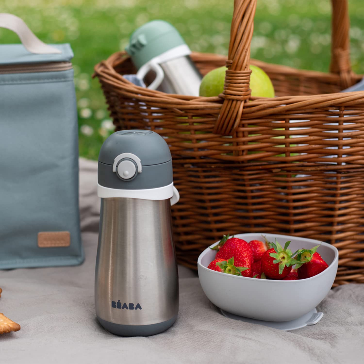 BEABA leakproof lid and removable handle ensure mess-free transport.