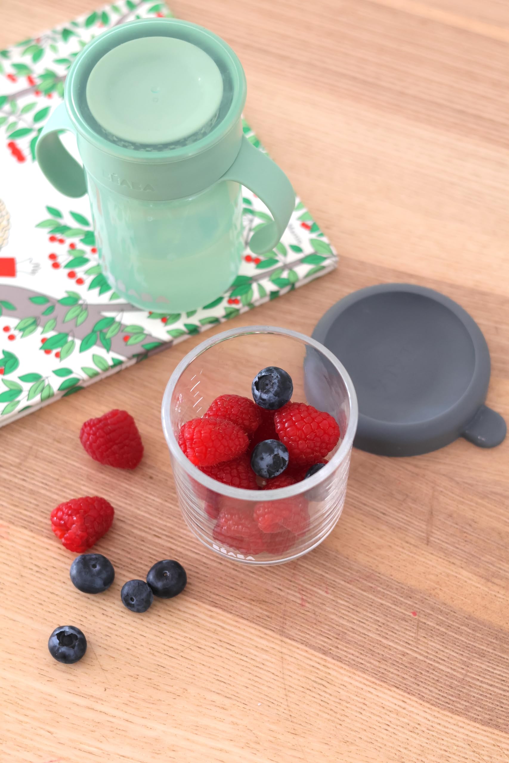Béaba jar with ml/oz graduation helps portion control and meal planning.