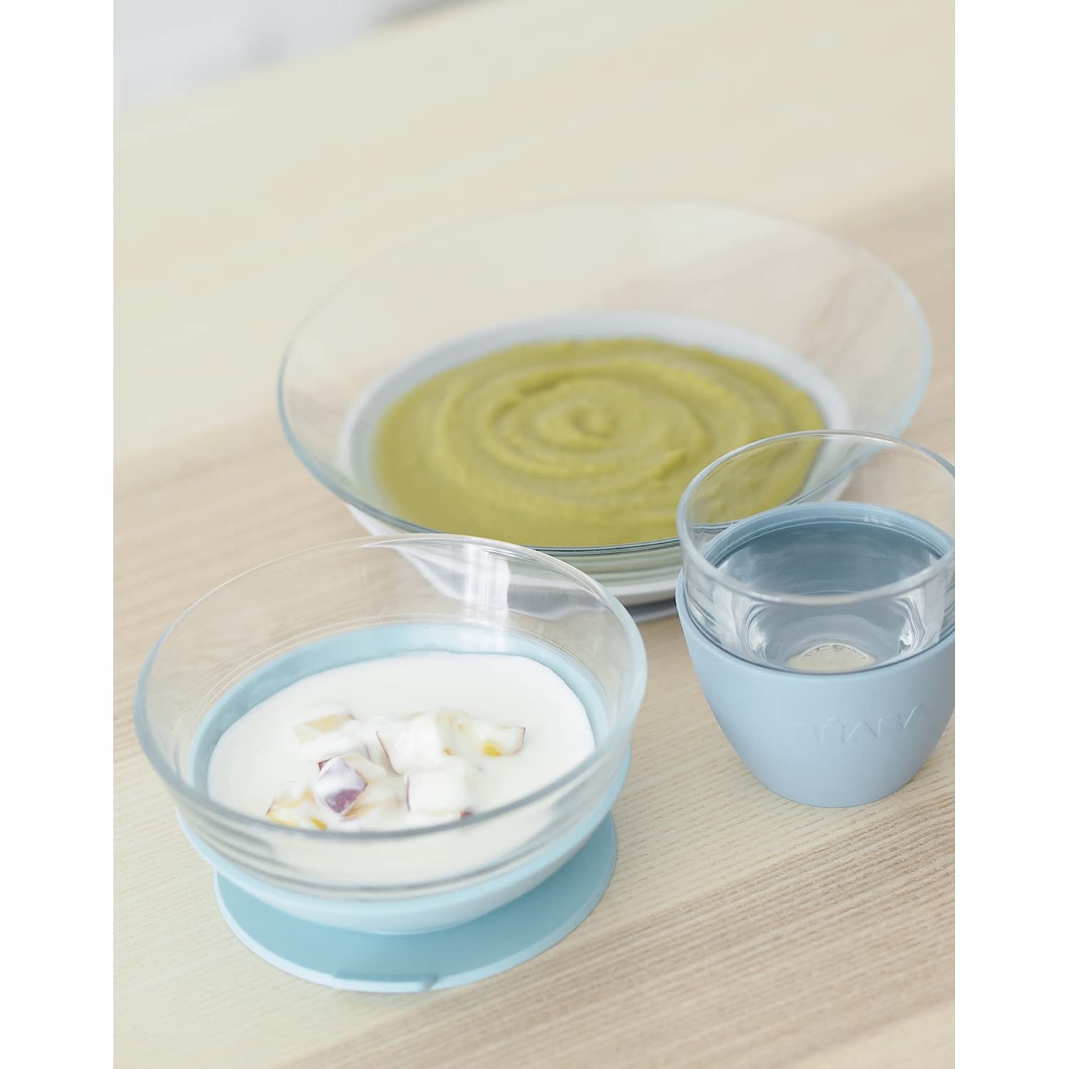 Beaba protective sleeve on cup cushions grip and protects from heat.