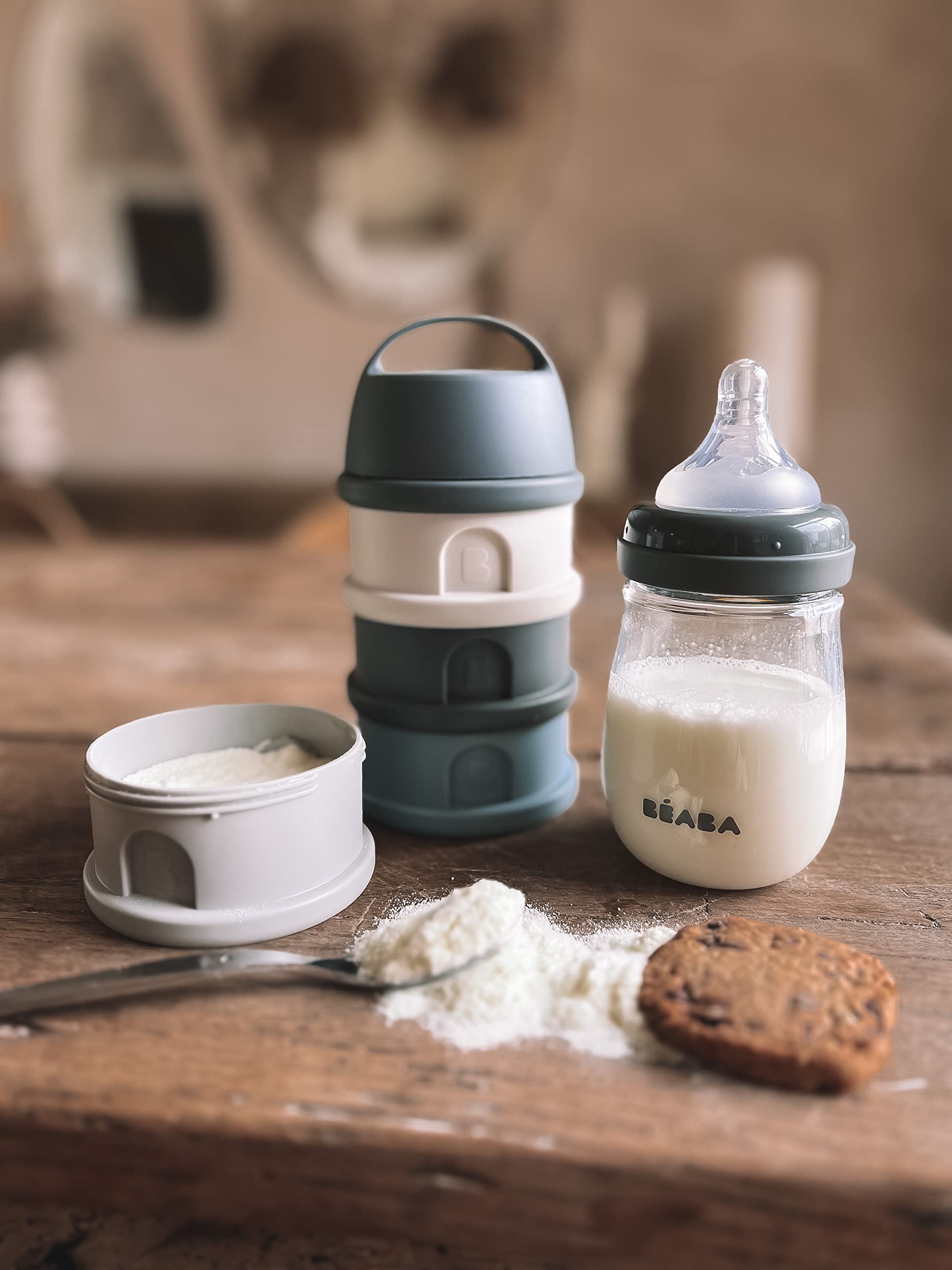 Beaba Rain travel-friendly handle makes carrying easier.