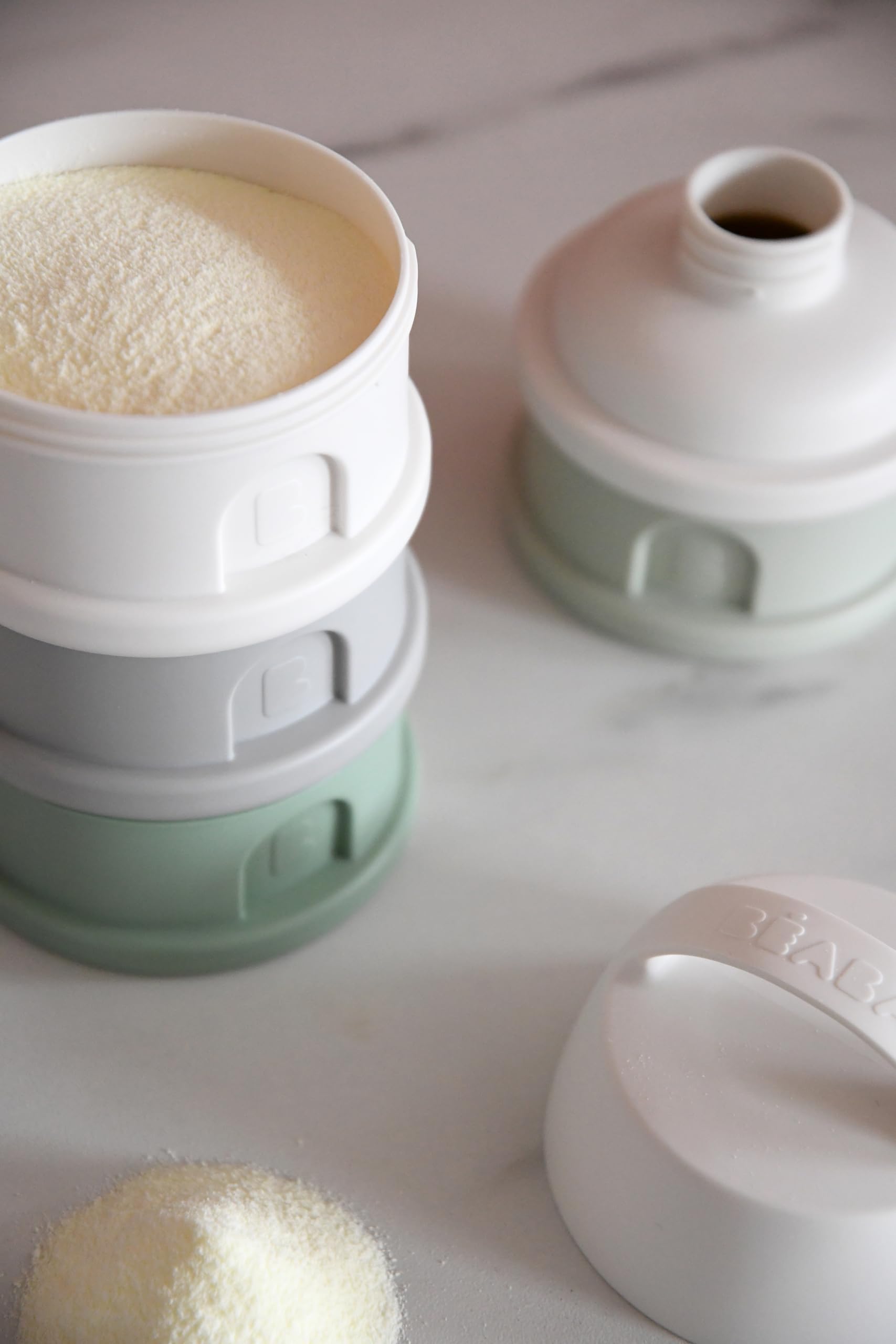 BEABA sage stackable compartments adapt to formula or snack needs