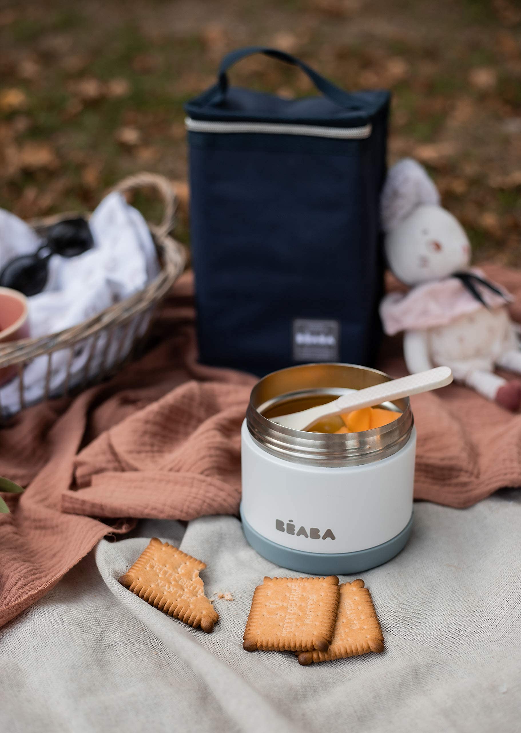 Béaba Cloud durable stainless steel body endures daily use during outings.