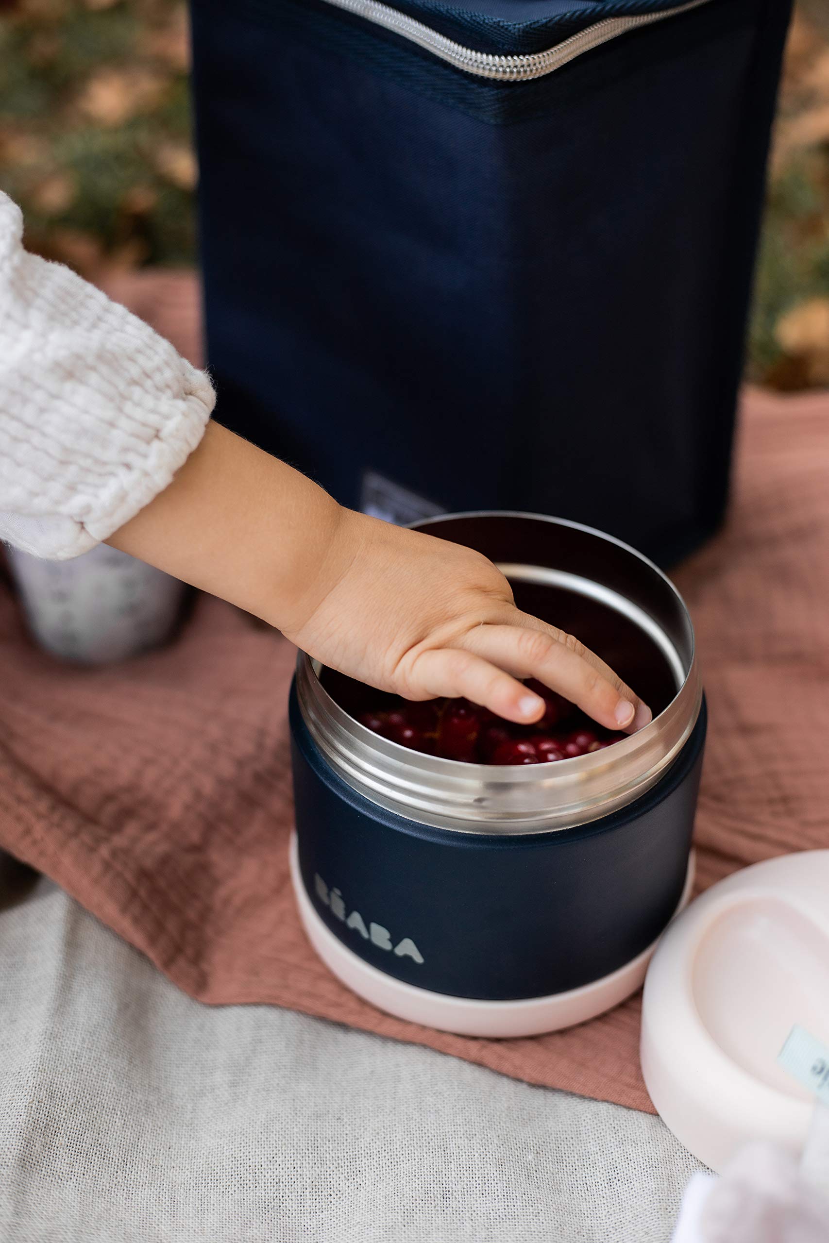 Beaba Midnight durable stainless steel suggests eco-friendly, long-lasting storage.