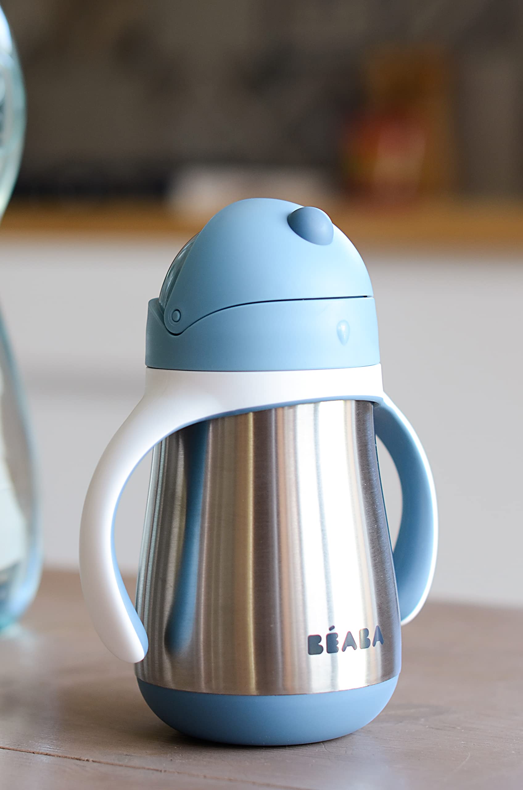 Beaba rain ergonomic grip enhances comfortable handling during meals.