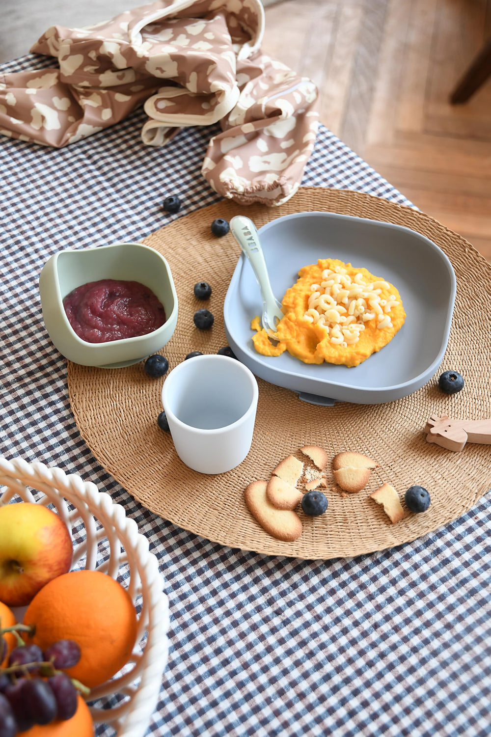 Beaba Rain suction plate and bowl demonstrate anti-slip stability during meals.