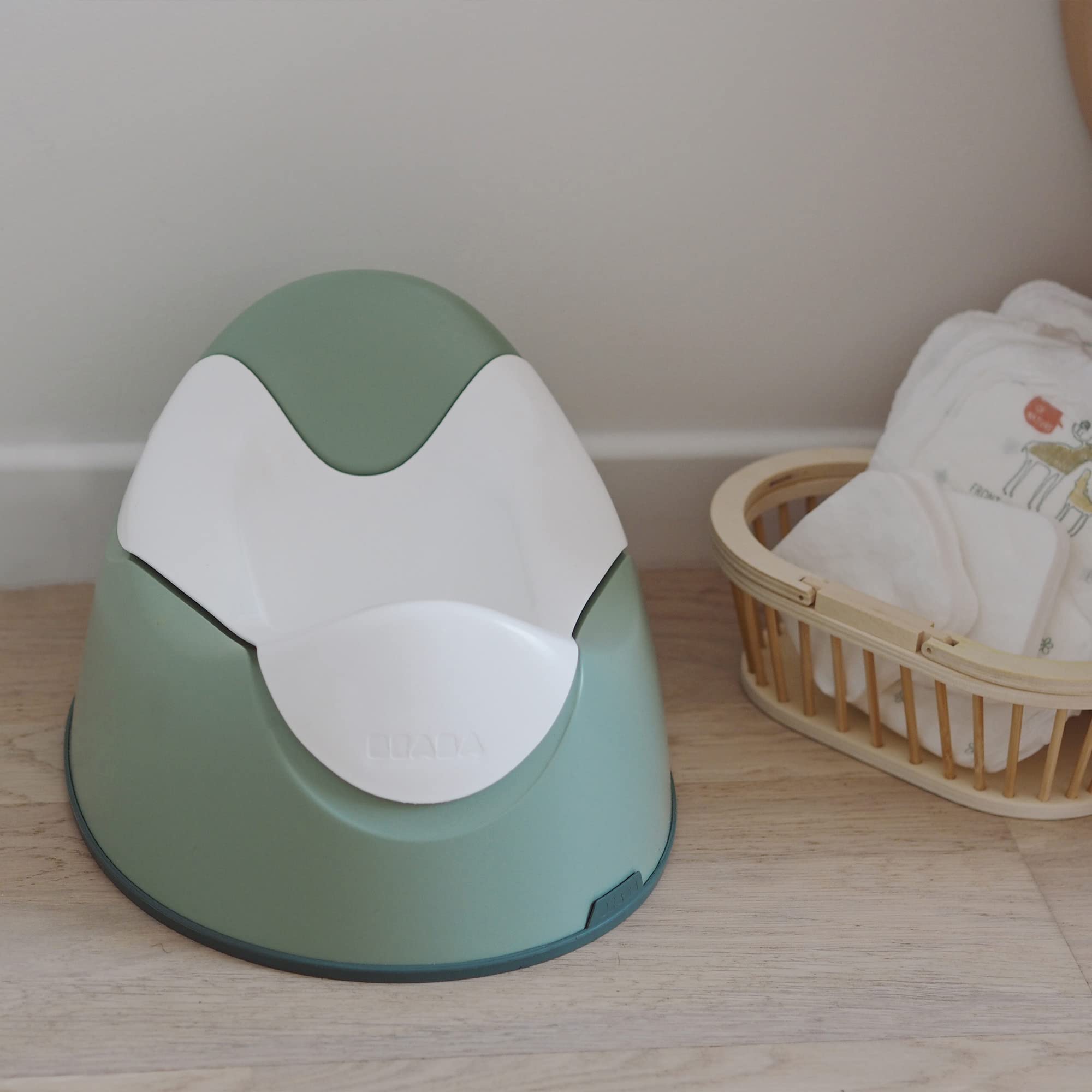 Beaba top-view ergonomic potty sage emphasizes ergonomic rim for comfortable transitions.