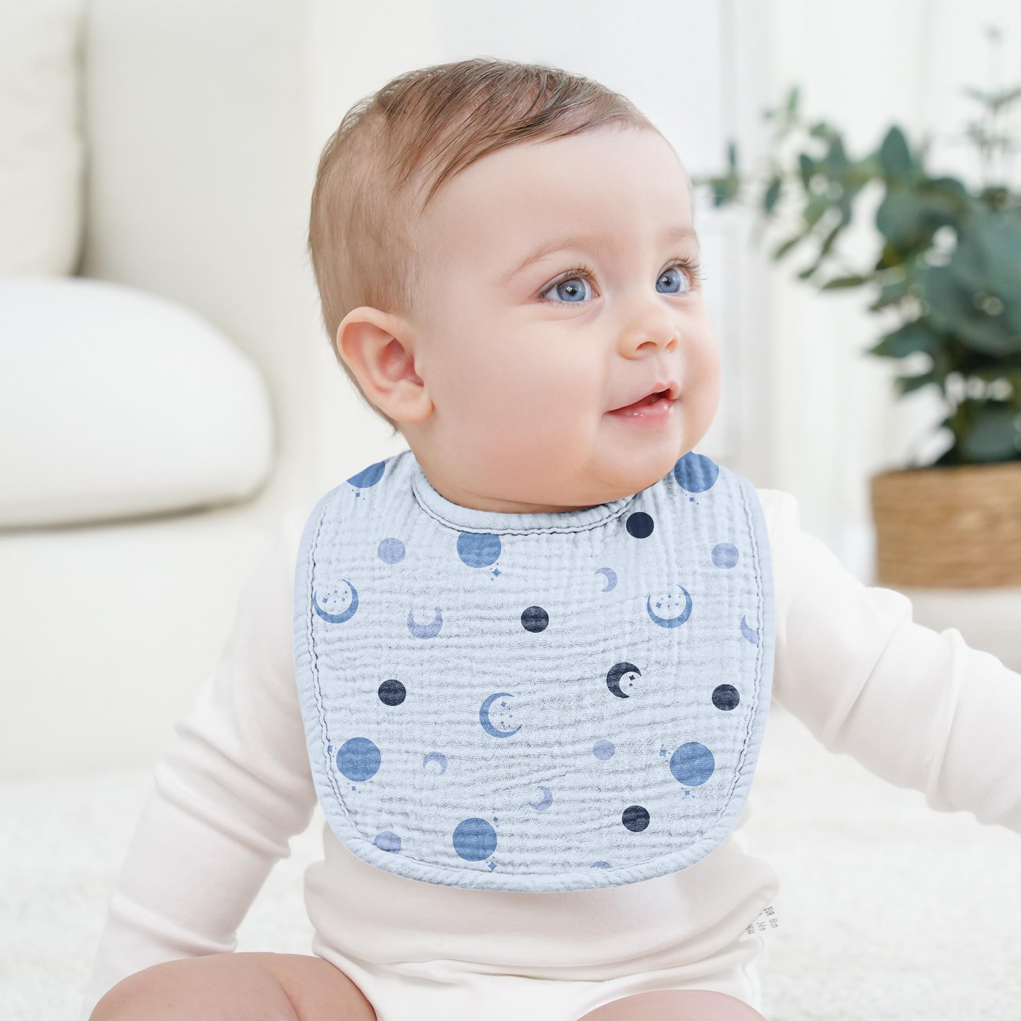 Bearmoss baby bib featuring adjustable snaps fits growing babies comfortably.
