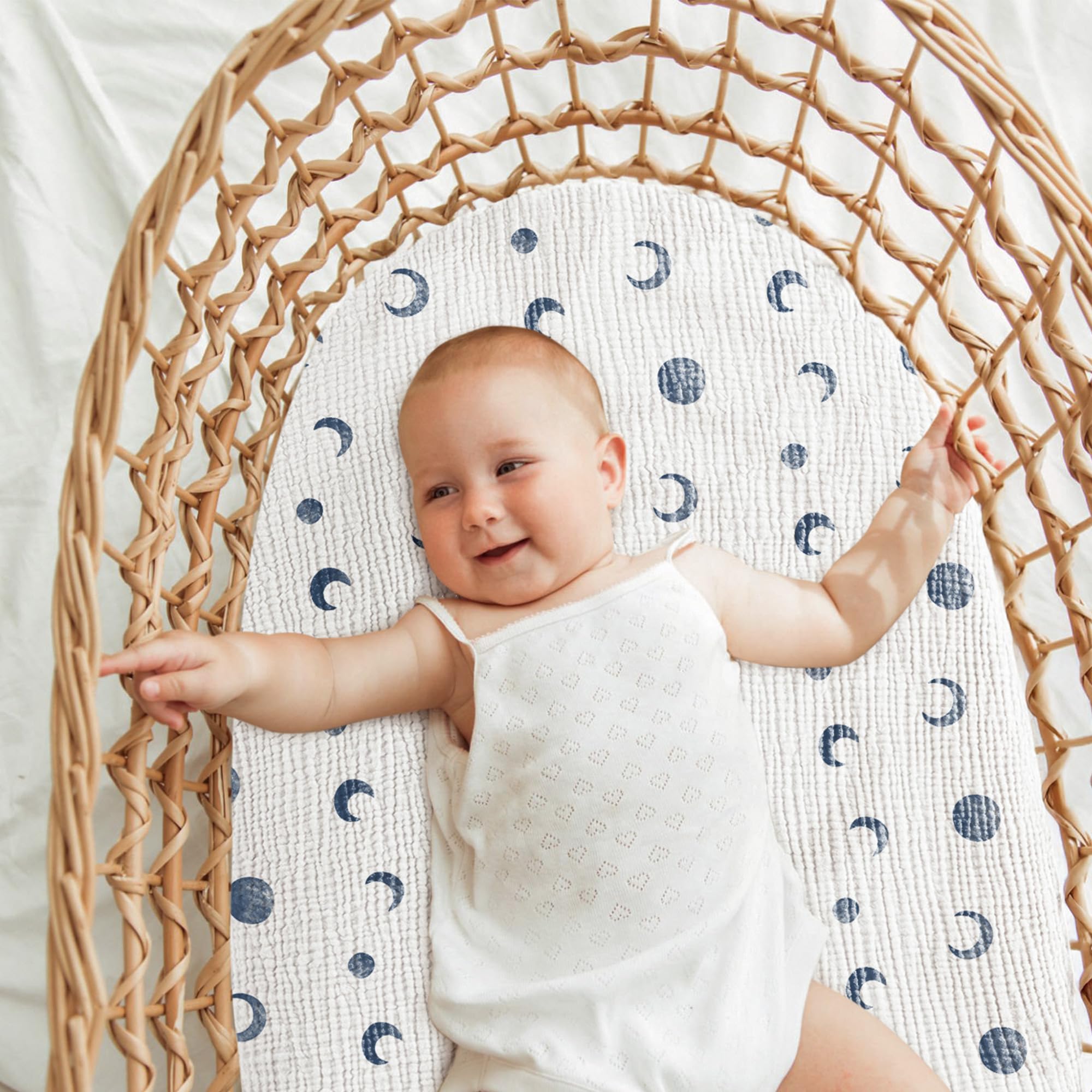 Bearmoss bassinet sheets feature an elastic edge for snug hold.