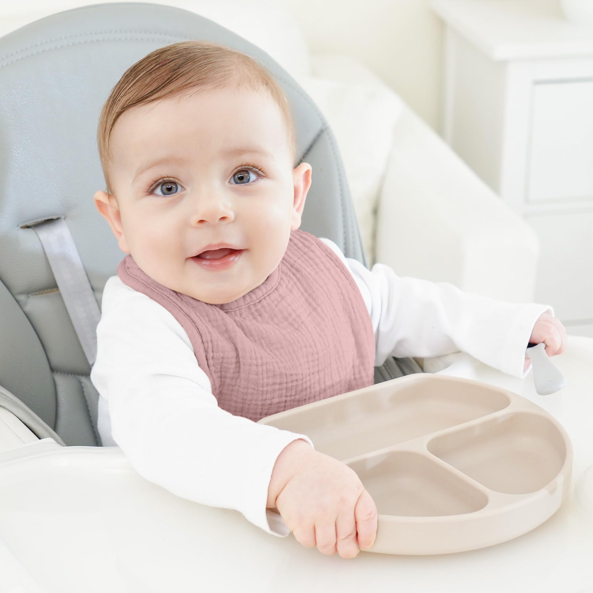 Bearmoss muslin bib close-up highlights soft, breathable fabric for all-day comfort