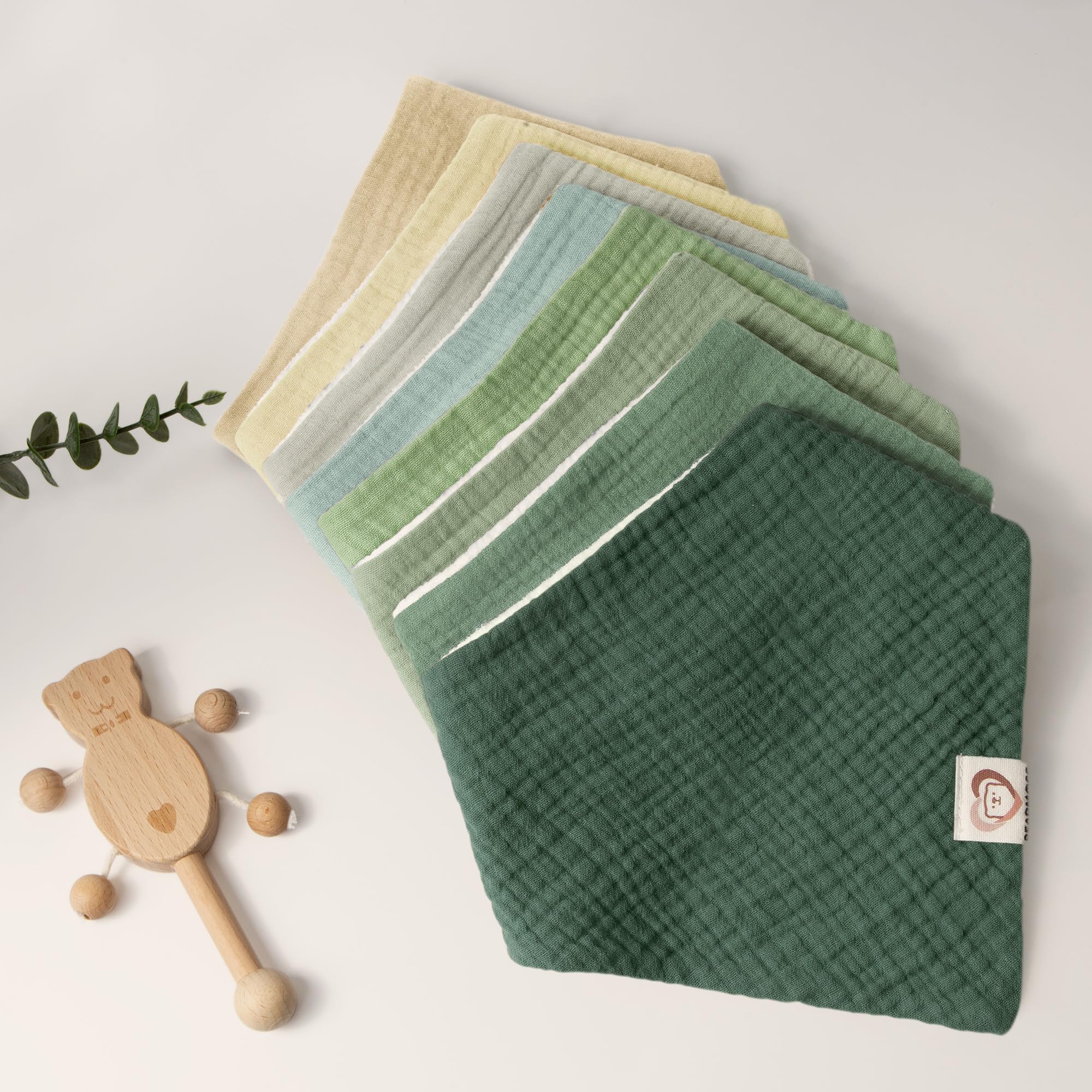Bearmoss teething-friendly bib design helps keep drool in check while remaining breathable.