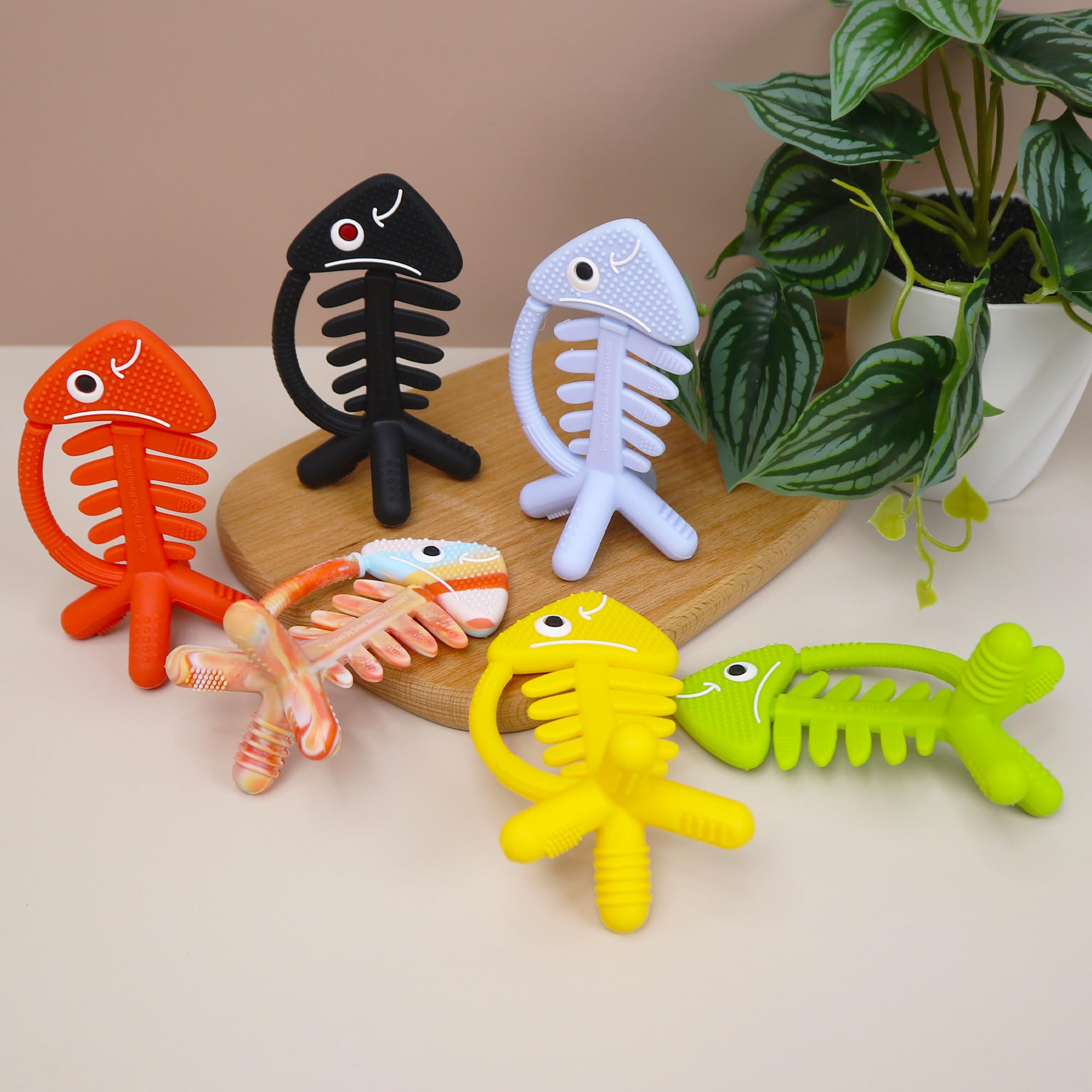 bebe mondo teether handles closeup demonstrates ergonomic grip for teething comfort.