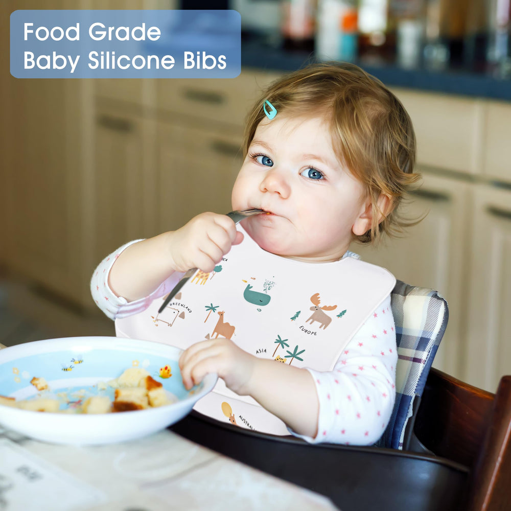 BEBE FAVOUR leak-proof pocket helps contain dropped food and liquids.